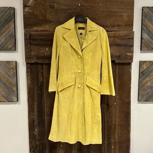 Women’s yellow leather trench coat jacket by Danier Leather. Petite size US‎ 0-2